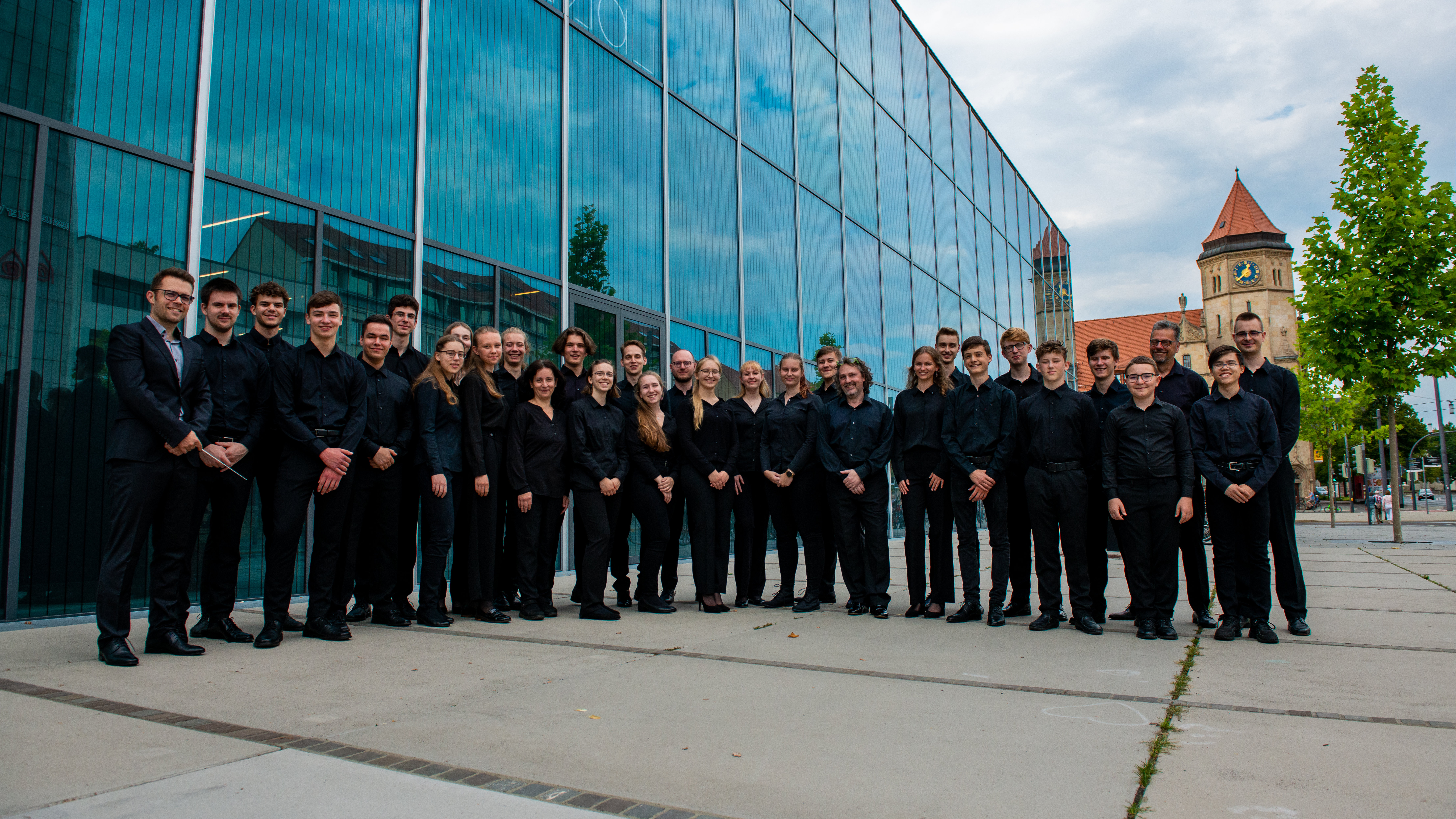 Bild von den Mitspielern des Orchesters, alle Personen tragen schwarze Auftrittskleidung und einige haben ihr Akkordeon. 