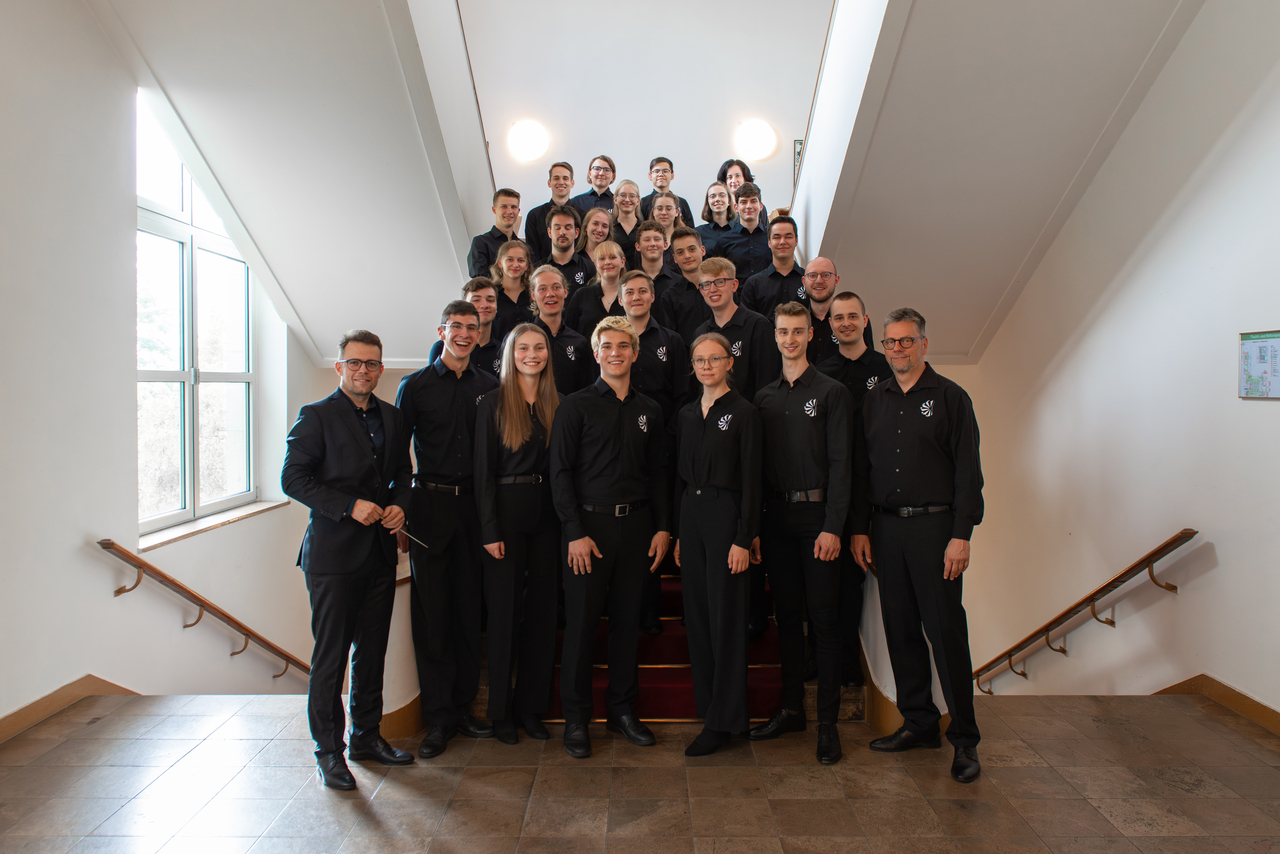 Bild von den Mitspielern des Orchesters, alle Personen tragen schwarze Auftrittskleidung und einige haben ihr Akkordeon. 